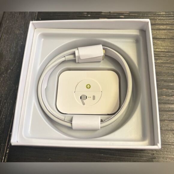 NEW! Earphone 2nd Generation Includes Magnetic Charging Case New In Box Unbrande - Picture 4 of 5
